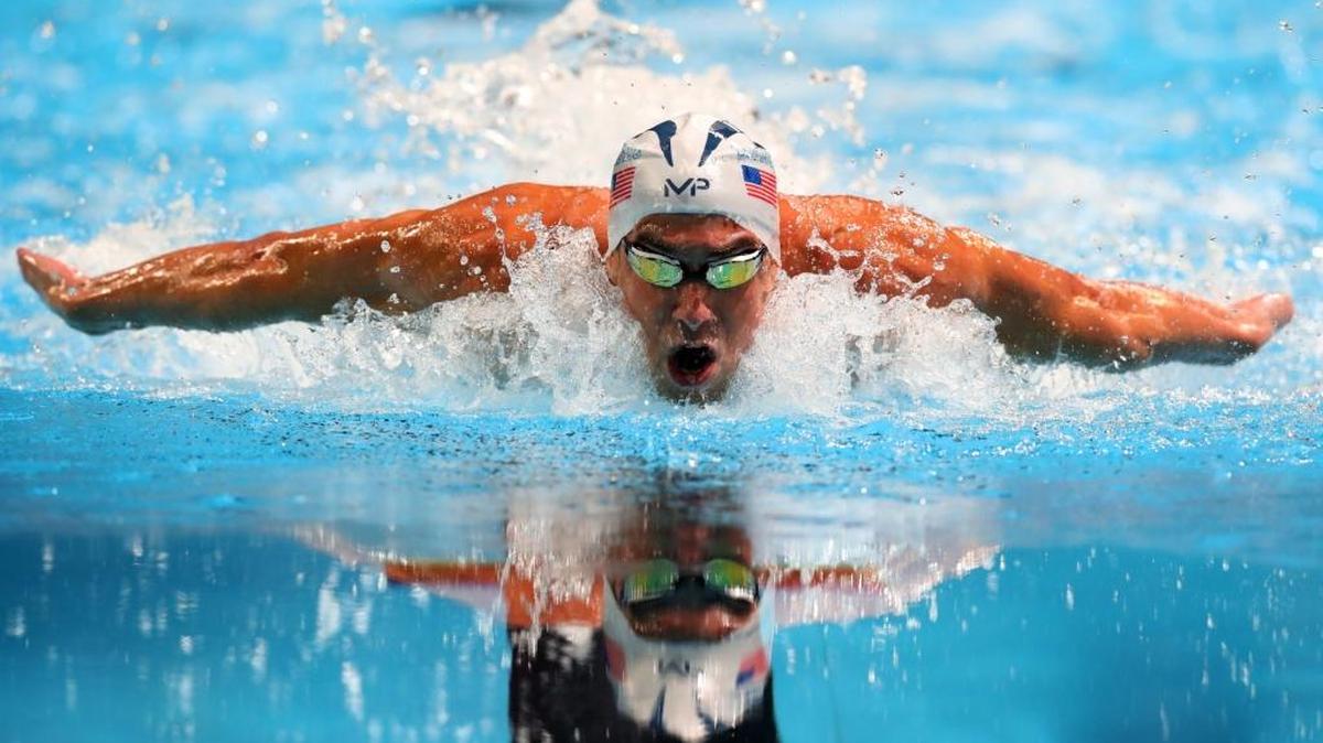 EL ESTADOUNIDENSE Michael Phelps compite en la final de los 100 metros mariposa en Omaha Nebraska en los eventos clasificatorios para los Juegos Olímpicos del 2016, en Río de Janeiro, Brasil.