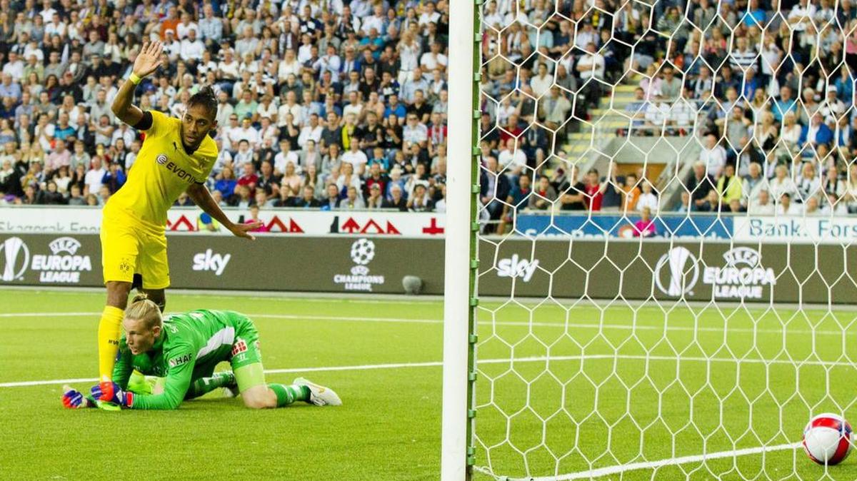 
El delantero del Dortmundo Pierre Aubameyang (izq.) anota su primer gol ante el arquero de Odd Sondre Rossbach, este jueves durante un partido de la cuarta ronda clasificatoria de la Liga Europa.
