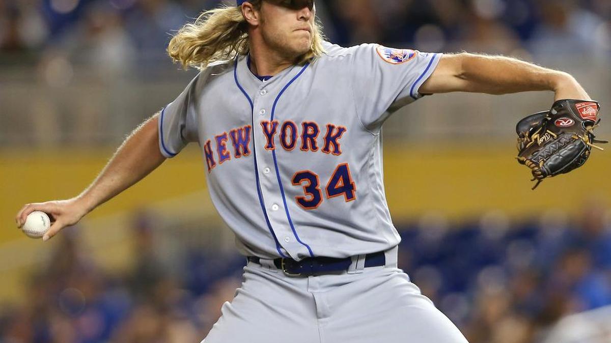 El lanzador de los Mets de Nueva York Noah Syndergaard en plena labor en el primer inning contra los Marlins, el 3 de junio del 2016 en Miami.