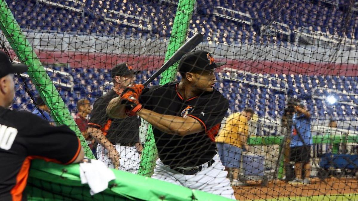 Giancarlo Stanton práctica en la caja de bateo en el Marlins Park, el lunes.