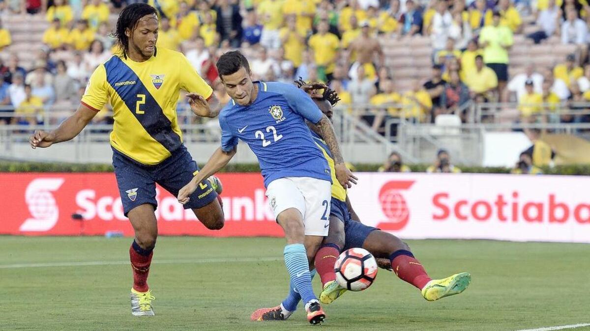 Philippe Coutinho (22), de Brasil, dispara sobre la marcación de Juan Carlos Paredes (4) y Arturo Mina (2), de Ecuador, en la Copa América Centenario Gropo, en el Rose Bowl, el sábado 4 de junio del 2016, en Pasadena, California.