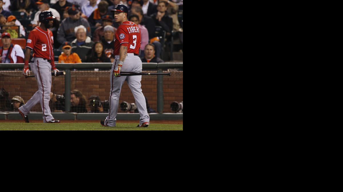 
ASDRUBAL CABRERA (der.) de los Nacionales de Washington, se dirige hacia el banco tras recibir un ponche en partido ante los Gigantes, el martes en San Francisco.

