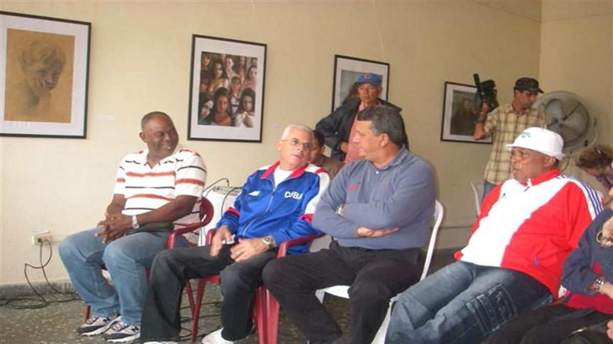 
EL LEGENDARIO pelotero antillano Luis Giraldo Casanova (izq.), el entrenador Francisco Martínez de Osaba, el ex receptor Juan Castro y el ex segunda base Alfonso Urquiola, en Pinar del Río, Cuba.
