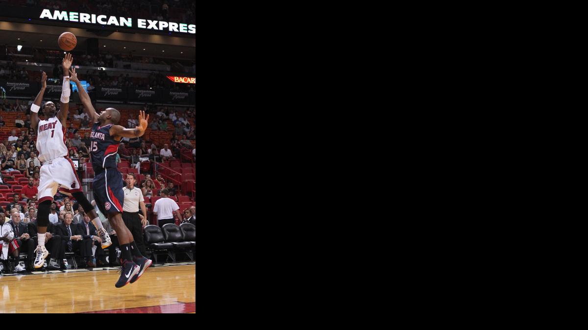 
El centro del Heat Chris Bosh tira al aro sobre el dominicano Al Horford, de los Hawks.



