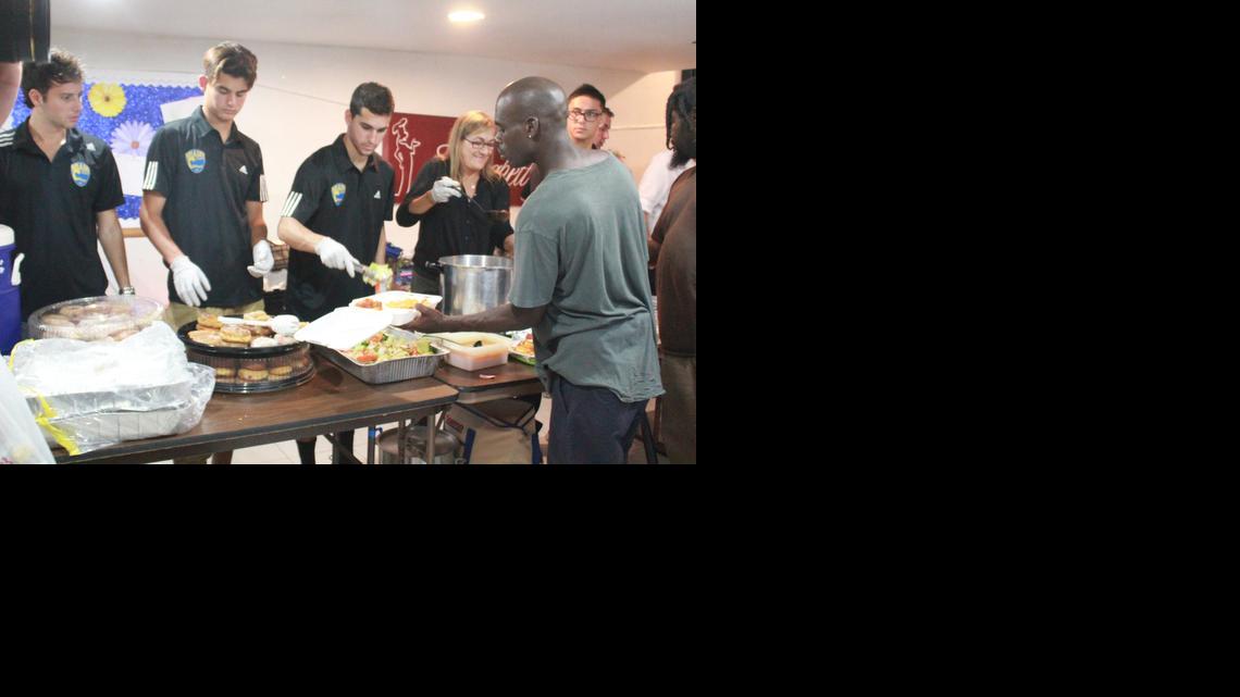 
Un grupo de jugadores del Miami Dade FC sirve alimentos a los desamparados en la ciudad de Fort Lauderdale.
