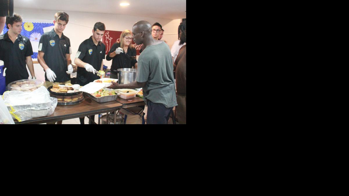 
Un grupo de jugadores del Miami Dade FC sirve alimentos a los desamparados en la ciudad de Fort Lauderdale.
