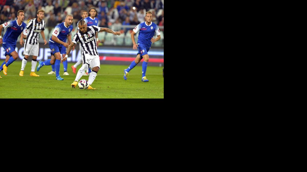 
El chileno Arturo Vidal anota uno de sus dos goles para la Juventus en el triunfo ante el Cesena este miéercoles en Turín.


