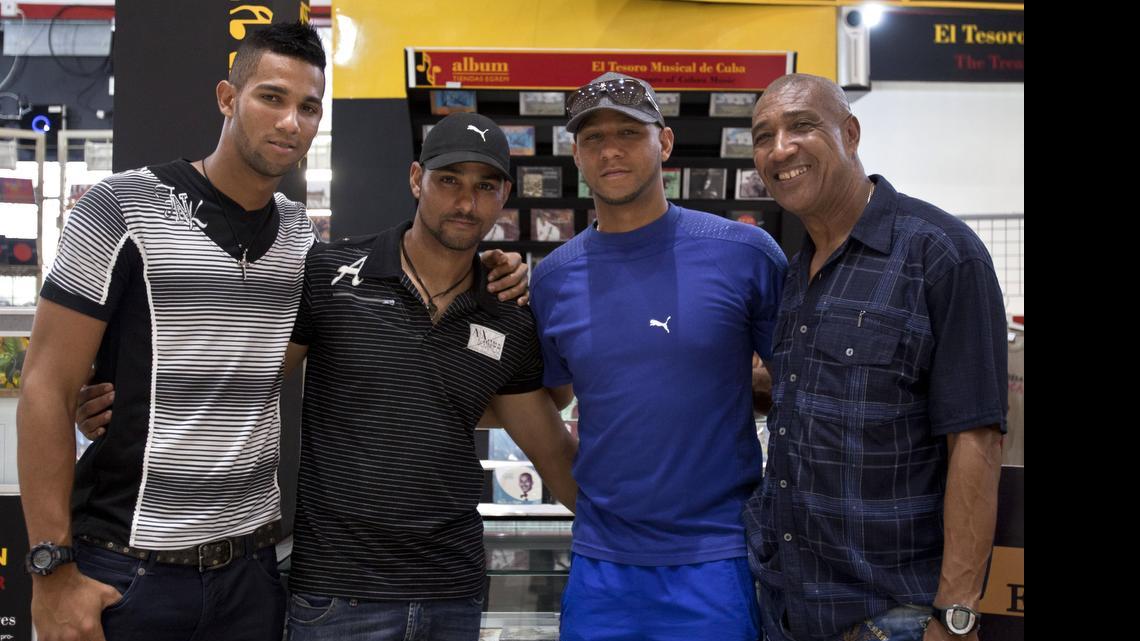 
El clan Gourriel, de izquierda a derecha, Lourdes Yunielski, Yunieski, Yulieski y Lourdes Gourriel en el Aeropuerto Internacional José Martí de La Habana, el 29 de mayo del 2014.


