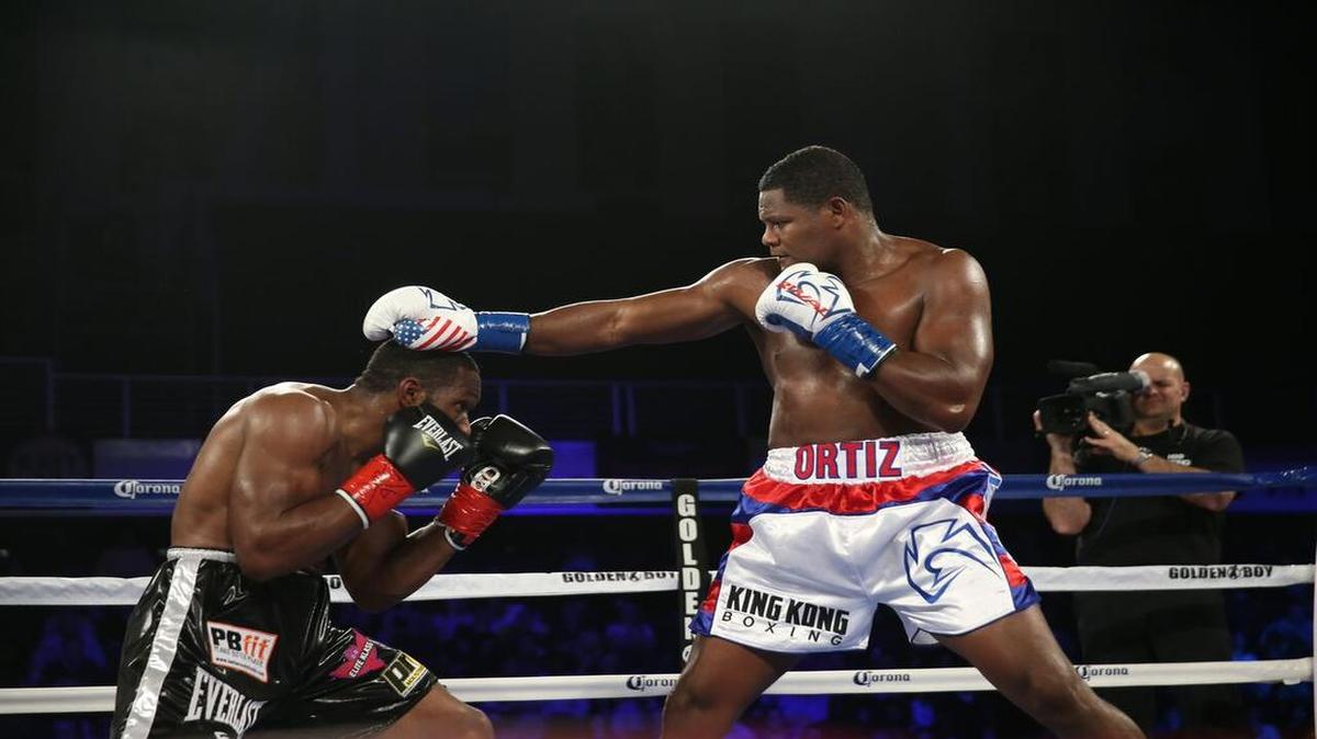 LUIS ORTIZ (d) en su gran triunfo contra Jennings.