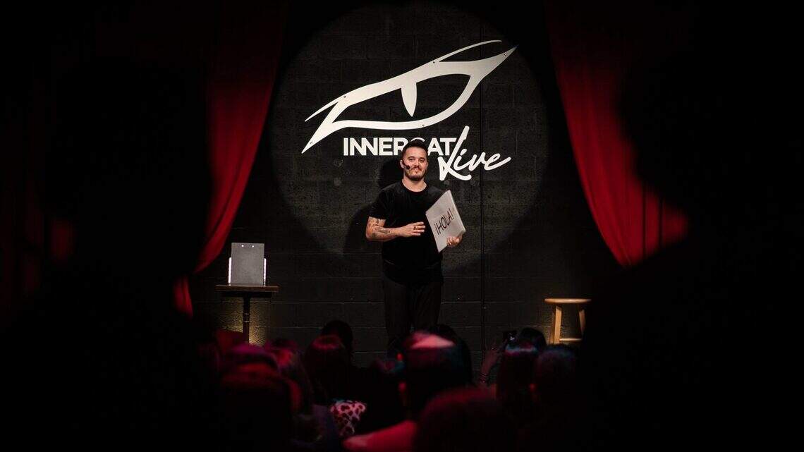 El venezolano Mago Jey Jey hace historia con el primer especial de magia y comedia en español en Amazon Prime y Apple TV+