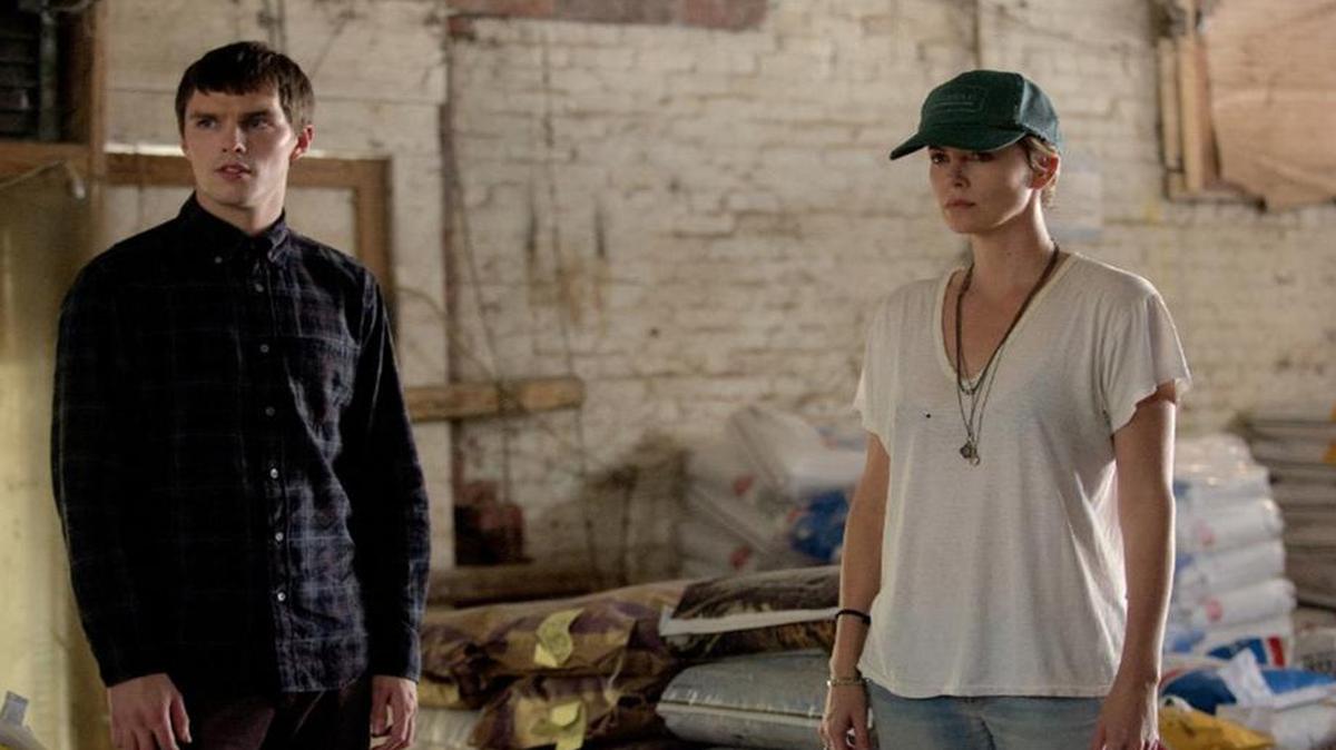 
Nicholas Holt y Charlize Theron en ‘Dark Places’, dirigida por Gilles Paquet-Brenner.
