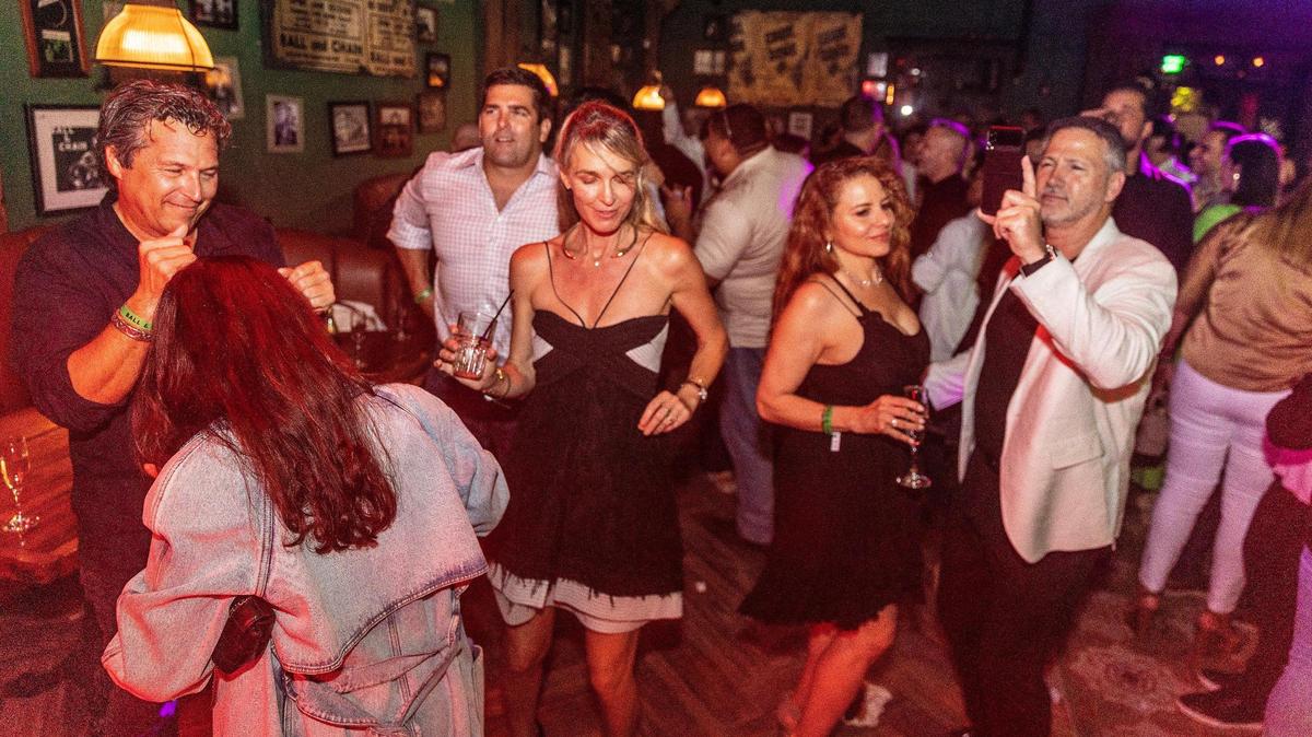El empresario Martín Pinilla (a la extrema izquierda) y su abogada Courtney Caprio (al centro) bailan al ritmo de la música del artista Leslie Cartaya —mientras celebran haber ganado una demanda de $63.5 millones contra el comisionado de la ciudad de Miami Joe Carollo—, durante una fiesta a la que sólo se pudo asistir por invitación en Ball & Chain, el sábado 3 de junio de 2023.