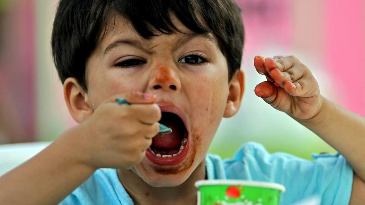 Santiago Carballo, de dos años, disfruta de su helado de chocolate durante 11 Festival Internacional del Chocolate del .