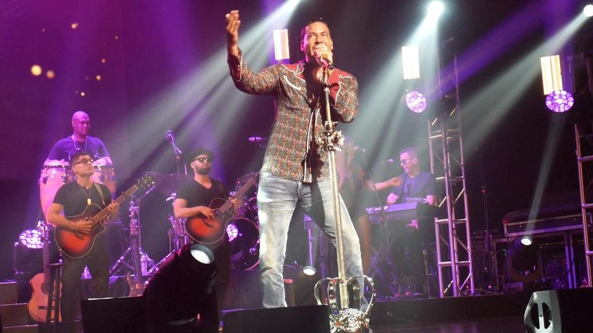 Entre una selección de temas románticos y bailables, el cantante sorprendió a los presentes con canciones clásicas de la agrupación Aventura como “Tú todavía me amas” y “Solo por un beso”.