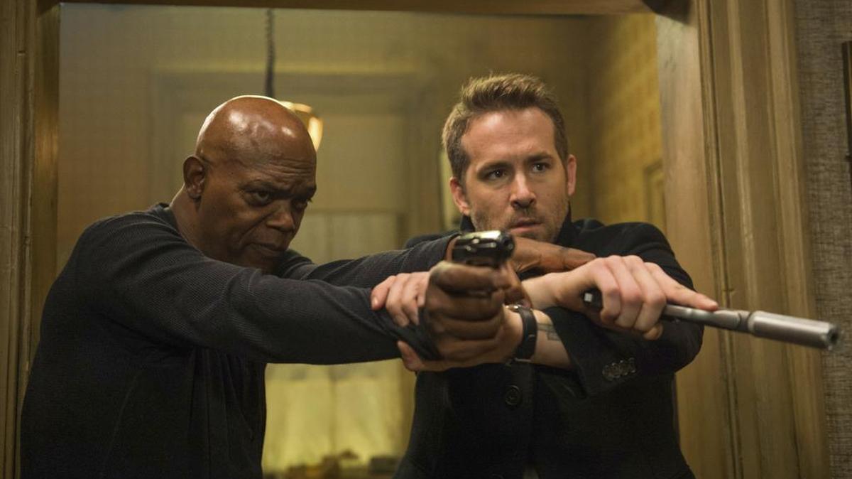 Una escena de “The Hitman's Bodyguard” con Samuel L. Jackson y Ryan Reynolds.