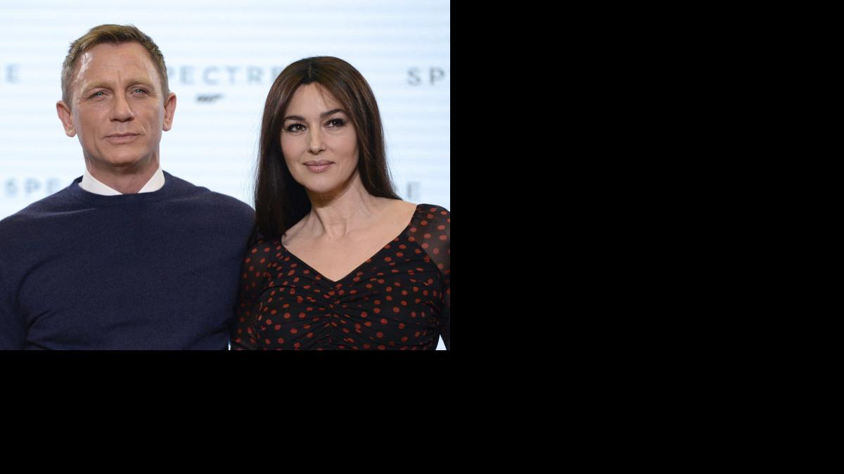 
Los actores británico Daniel Craig (izq) e italiana Monica Bellucci (dcha) posan para los fotógrafos durante la presentación de "Spectre", la próxima película de James Bond, en los estudios de cine Pinewood, en Iver Heath, a las afueras de Londres (Reino Unido), el jueves 04 de diciembre de 2014. EFE/Facundo Arrizabalaga
