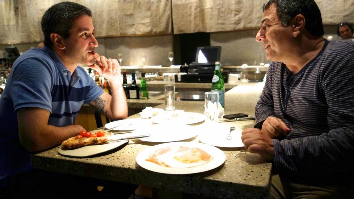 El chef Haim Cohen (der.), junto a Michael Solomonov en el filme ‘In Search of Israeli Cuisine’.