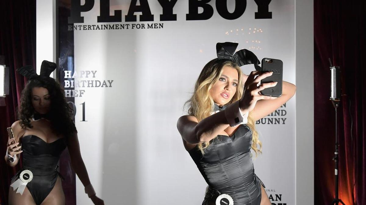 Las conejitas Heather Rae Young (der) y Ashley Doris en el estreno de ‘American Playboy: The Hugh Hefner Story’, una serie original de Amazon, en la mansión Playboy, el 4 de abril, en Los Angeles, California.