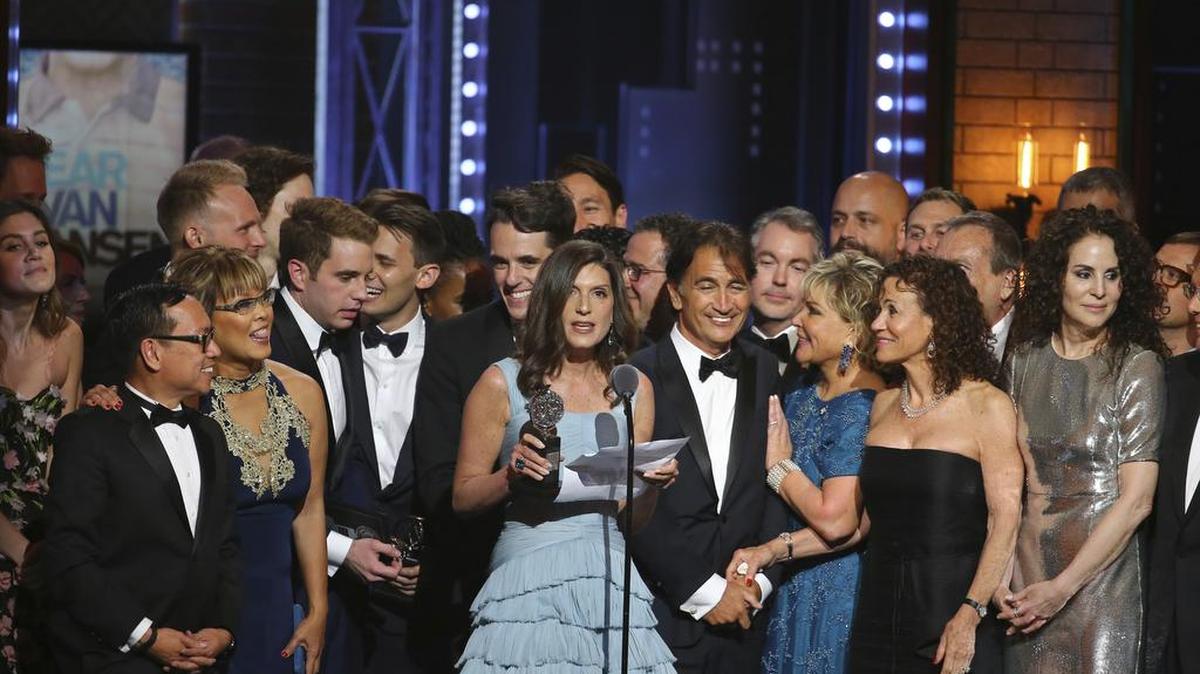 Stacey Mindich (centro), junto a los actores y el personal técnico de la obra “Dear Evan Hansen”, acepta el premio Tony como mejor musical el domingo 11 de junio de 2017 en Nueva York.