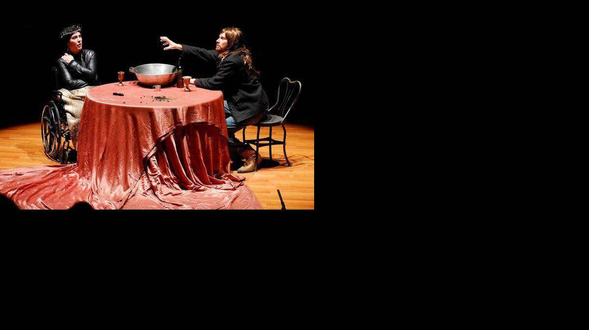 
Trinidad González y Jorge Becker interpretan a la reina Isabel de Castilla y Cristóbal Colón en el drama ‘La reunión’.
