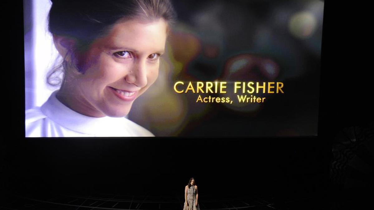 La actriz Carrie Fisher es homenajeada durante la entrega de los premios Oscar, el 26 de febrero de 2017.