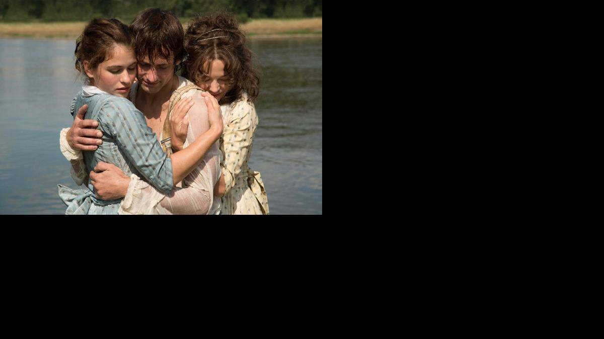 
Henriette Confurius, Florian Stetter y Hannah Herzsprung en ‘Beloved Sisters’, dirigido por Dominik Graf.
