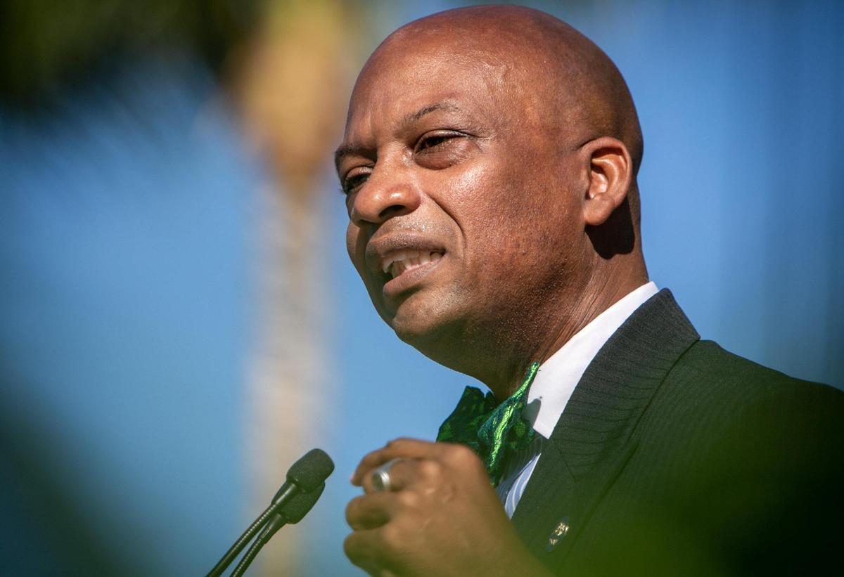 Oliver G. Gilbert III habla durante una ceremonia celebrada en el Hard Rock Stadium en Miami Gardens, Florida, el 6 de enero de 2021.