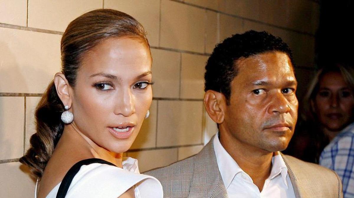 La cantante estadounidense Jennifer López y el productor musical Benny Medina llegan el 8 de septiembre de 2008, a un desfile de modas en la Semana de la Moda de Nueva York - Primavera 2009.