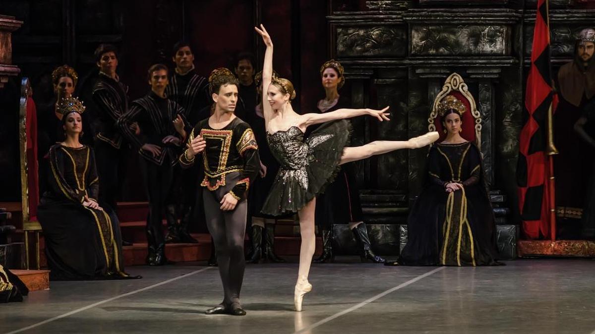 
Luana Brunetti Mattion en el papel del ‘cisne negro’ de ‘El lago de los cisnes’ en el Ballet Estable del Teatro Colón.
