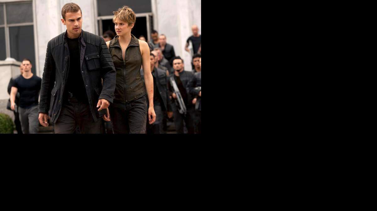 
Theo James y Shailene Woodley en ‘The Divergent Series: Insurgent’, dirigida por Robert Schwentke.
