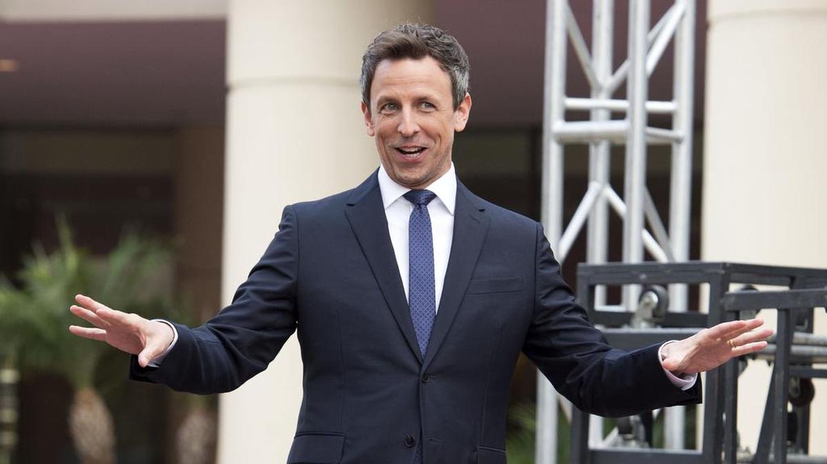 El presentador Seth Meyers despliega la alfombra roja durante el 75º. Anual de premiación de los Premios Golden Globe en el Beverly Hilton Hotel el 4 de enero de 2018, en Beverly Hills, California.