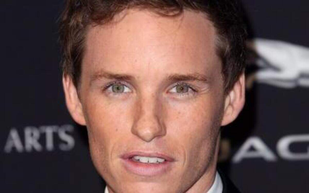 
Eddie Redmayne lleva la delantera en la carrera para el Oscar con su interpretación de Stephen Hawking.
