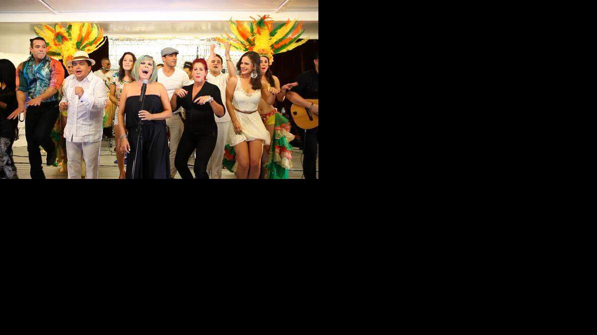 
Albita (centro) con Carlucho (izq.) y Kary Bernal en video de América Tevé
