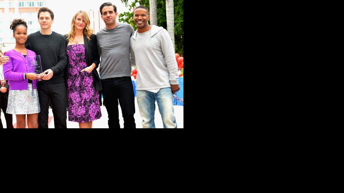 
Quvenzhane Wallis, Will Gluck, Cameron Díaz, Bobby Cannavale y Jamie Foxx en la ceremonia de entrada del filme ‘Annie’ al Walk of Fame de Miami, en Bayside.
