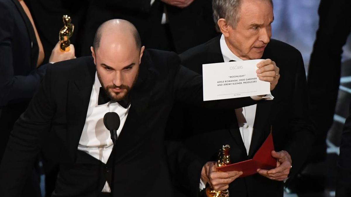 “Hay un error. ‘Moonlight', vosotros sois los ganadores de la mejor película. Esto no es una broma”, señaló a continuación y con semblante muy serio Jordan Horowitz, uno de los productores de “La La Land”.