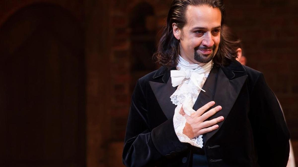 Lin-Manuel Miranda saluda al público en la función inaugural del musical ‘Hamilton’ (2015).