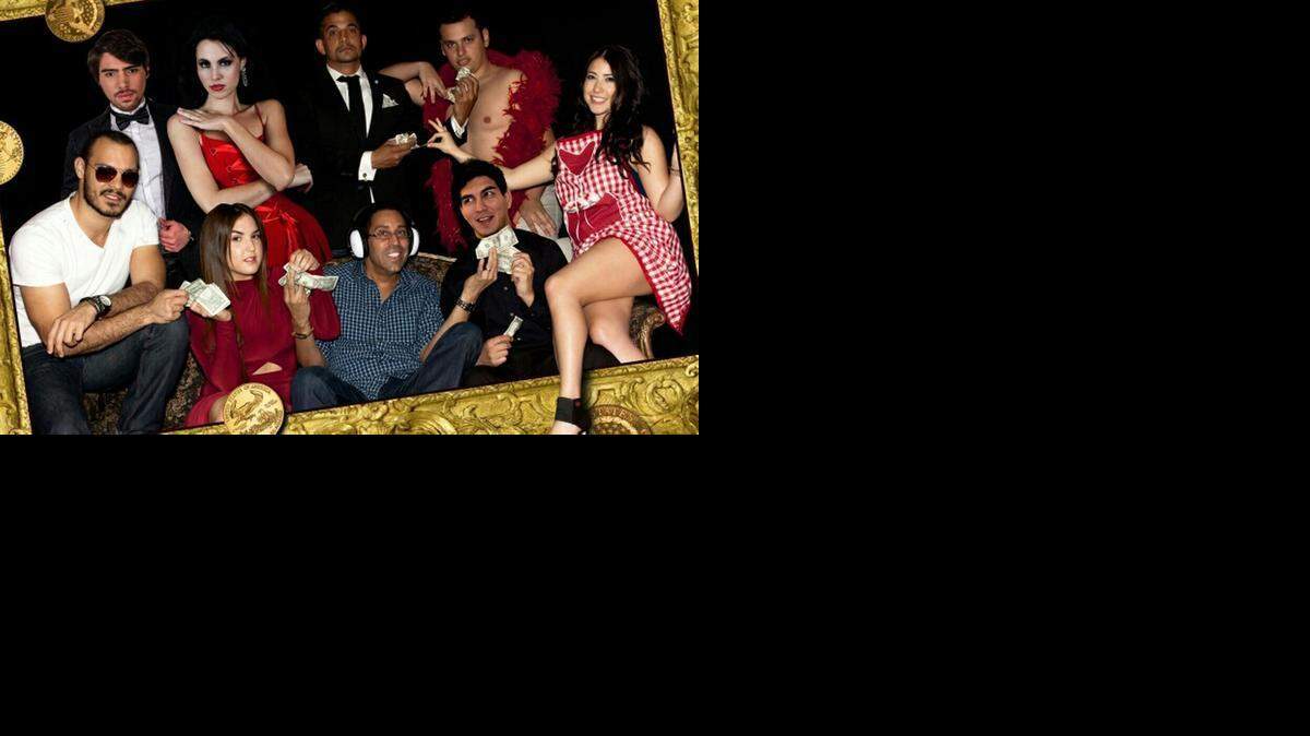 
Alexander Estrella, Duber Baptista, Mariana Capeluto, Danny Toranzo, Salomón Barros y Valeria Menéndez. Sentados, al centro: Samantha Cámara, César Mite y Juan Sebastián Polanía en ‘Los ricos también roban’. 

