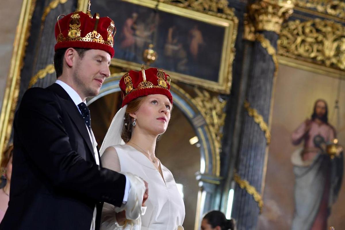 El príncipe Filip de Serbia, también conocido como Filip Karadjordjevic y su esposa Danica Marinkovic durante su ceremonia de boda en la catedral de Belgrado el 7 de octubre de 2017.
