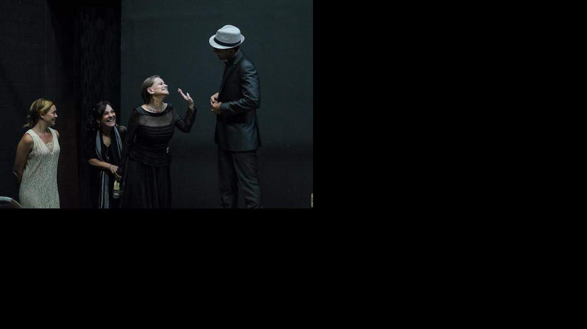
Yani Martín, Yvonne López Arenal, Micheline Calvert y Felipe Cartegena en El día que me quieras’, dirigida por Alberto Sarraín.
