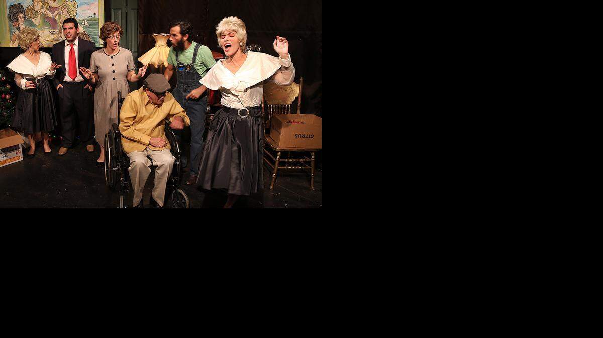 
De izq. a der.: Damaris Ríos, Richard Ledo, Verónica Abruza, Jorge Ovies, Alejandro Gil y Tamara Melián en ‘Con pimienta a los ochenta’. 
