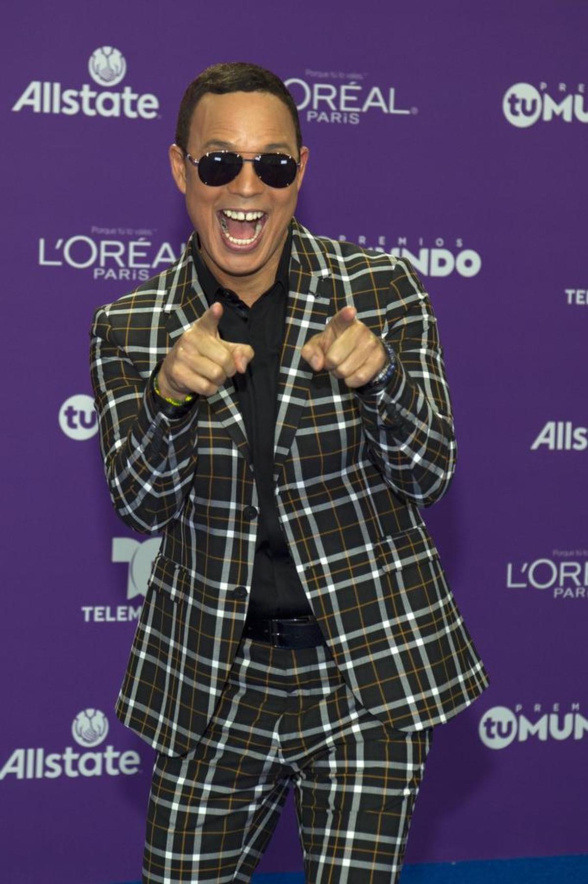 El actor cubano Alexis Valdés posa a su llegada a la alfombra azul de los Premios Tu Mundo.