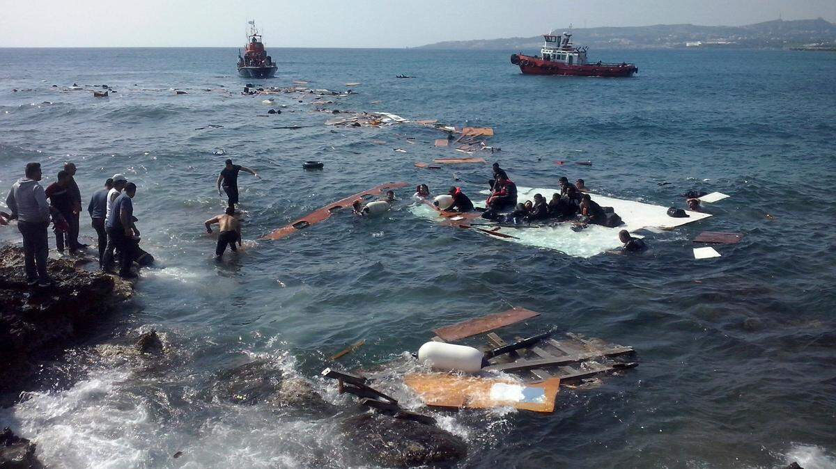 Hundimiento de un barco que transportaba aproximadamente 200 inmigrantes frente a las costas de la isla de Rodas, en el sureste del mar Egeo, el lunes 20 de abril de 2015.