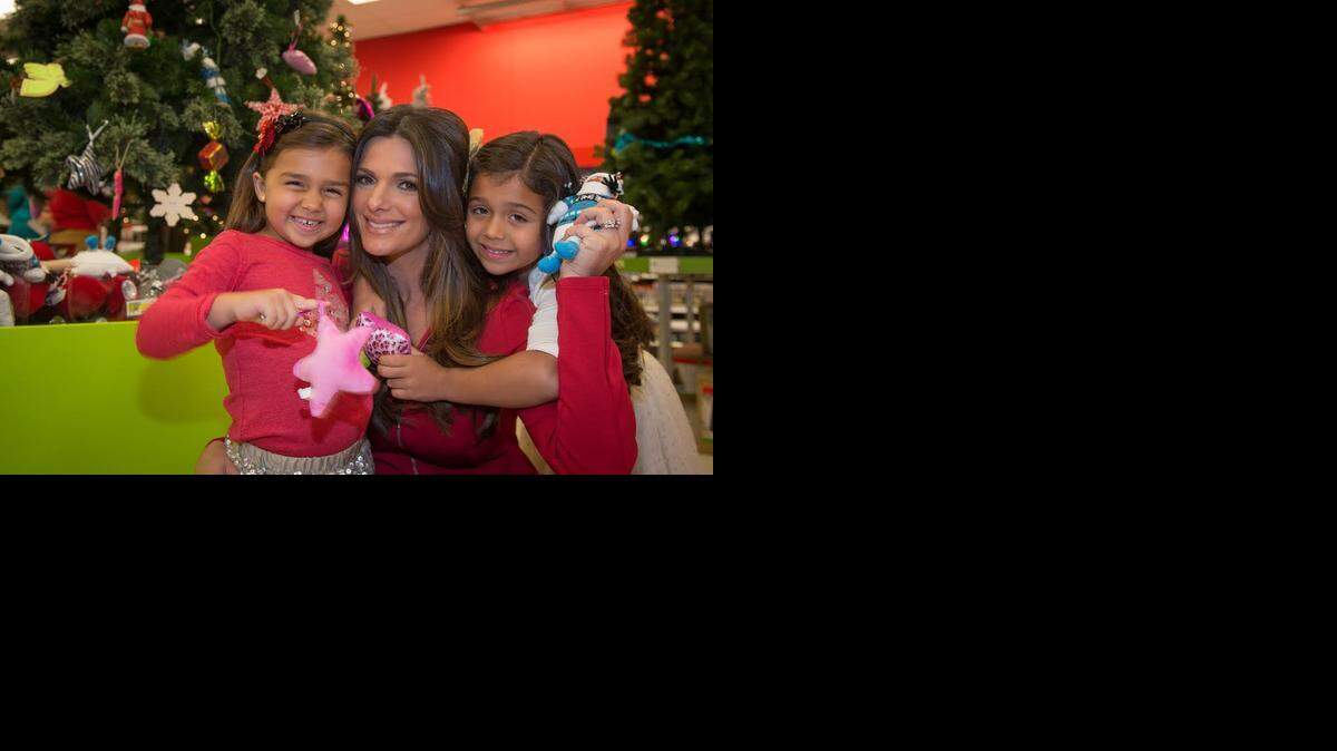 
Bárbara Bermudo con sus hijas en Target Dadeland South.
