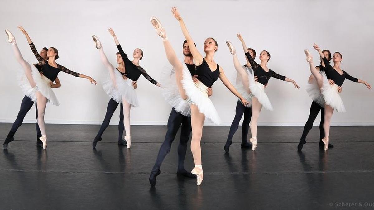 
Ensayo de ‘Raymonda pas de dix’ del tercer acto, la pareja principal es Madison McDonough y Chloe Sherman, de Los Angeles Ballet.
