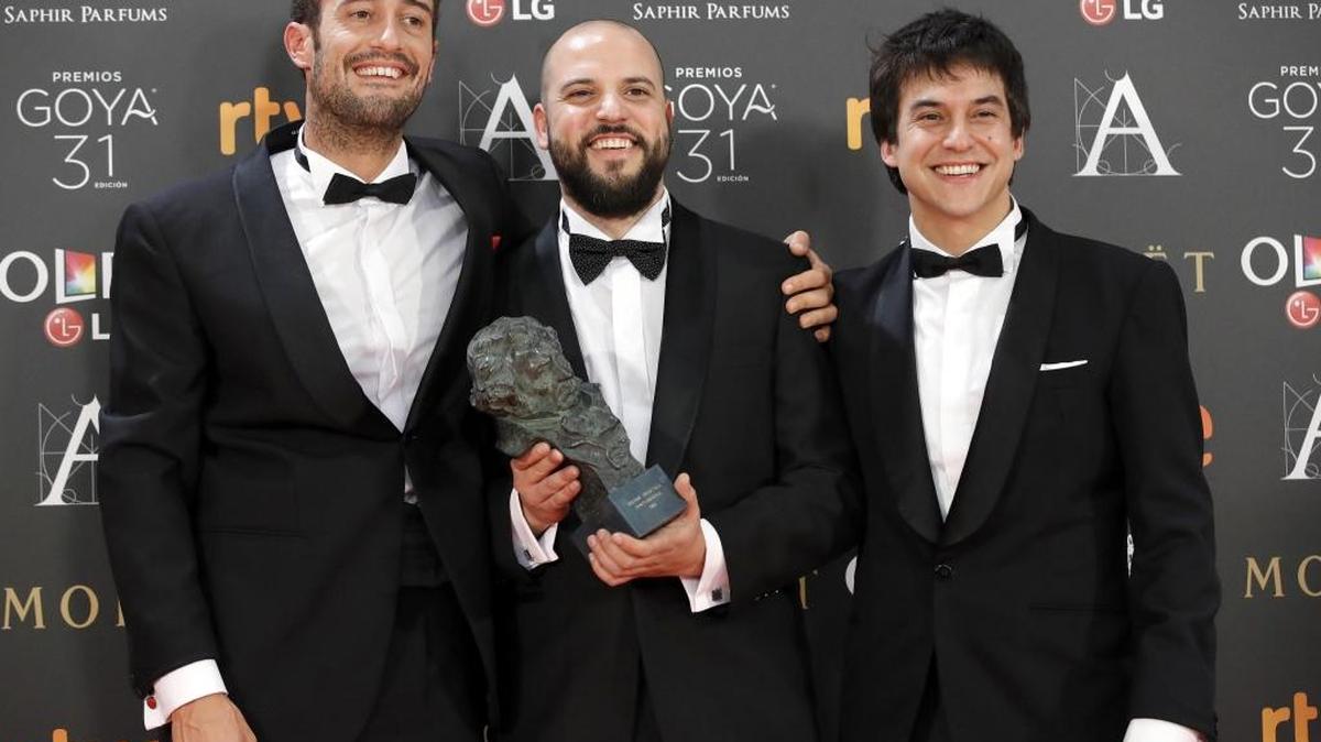 Los integrantes del equipo de realizadores del documental "Frágil equilibrio" tras recibir el premio a la "Mejor Película Documental", durante la gala de entrega de la XXXI edición de los Premios Goya que se celebra esta noche en el Marriott Auditorium Hotel, en Madrid.