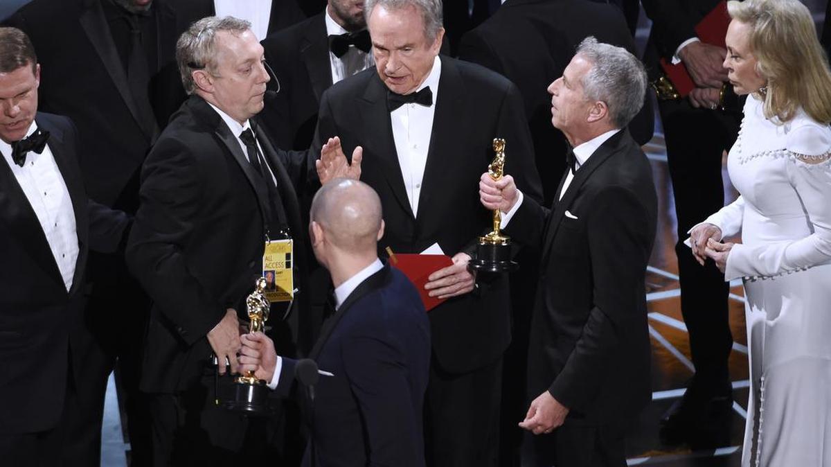 Warren Beatty, centro, discute los resultados del premio a la mejor película de la Academia en los Oscar el domingo, 26 de febrero de 2017, en el Teatro Dolby de Los Ángeles .