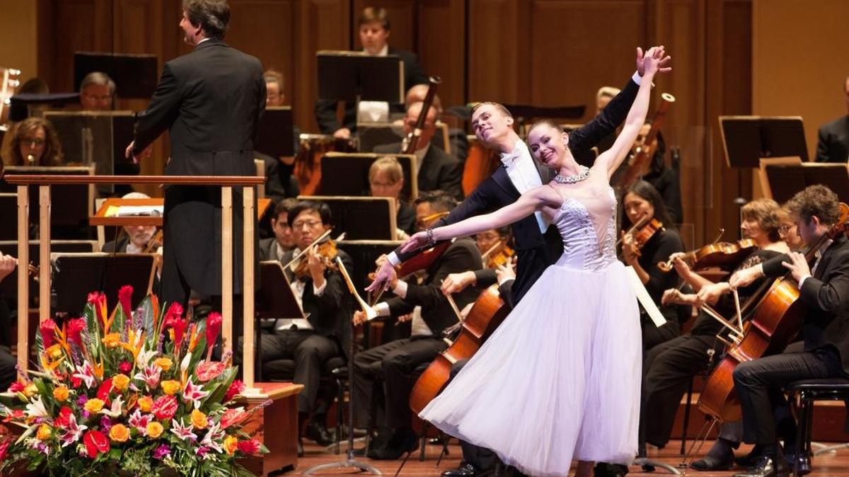 Unos 120 artistas, entre ellos músicos, directores de orquesta y bailarines vienen cada año de Austria y Hungría para las actuaciones en varias ciudades.