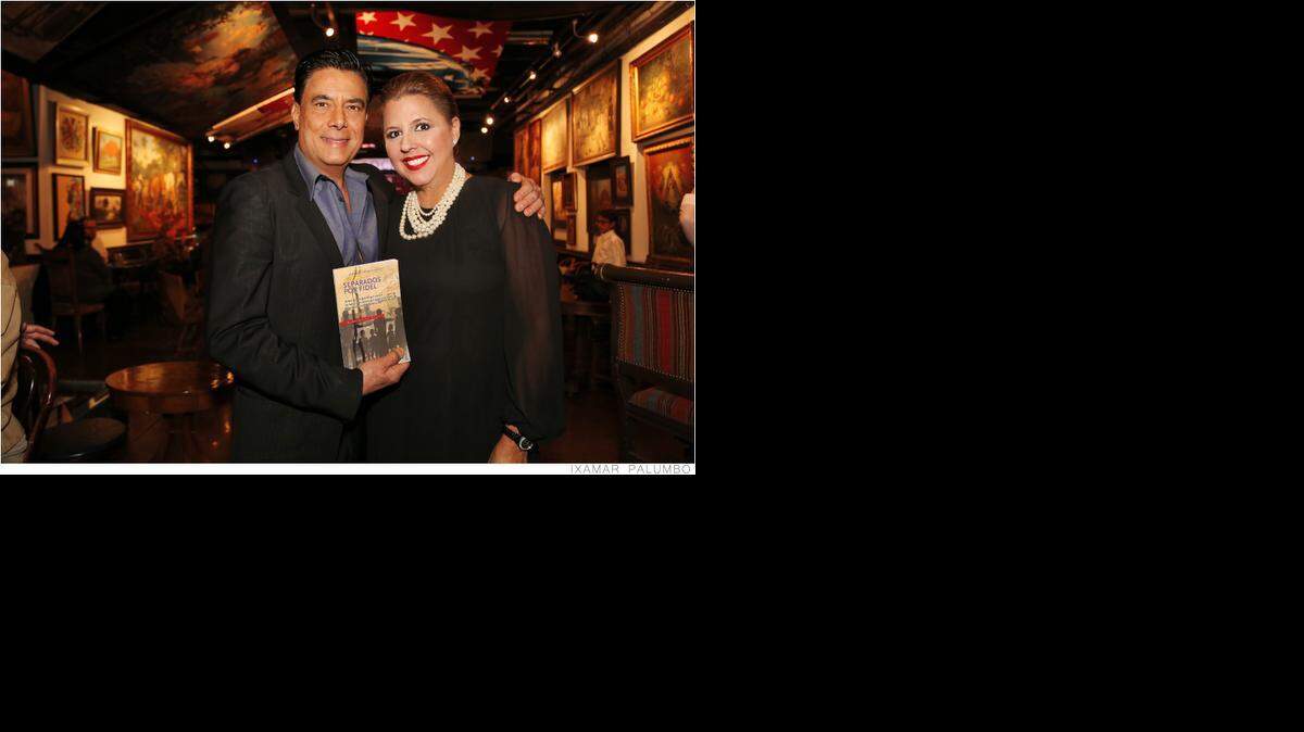 
El locutor Adrián Mesa junto a la escritora Beatriz Santiago.
