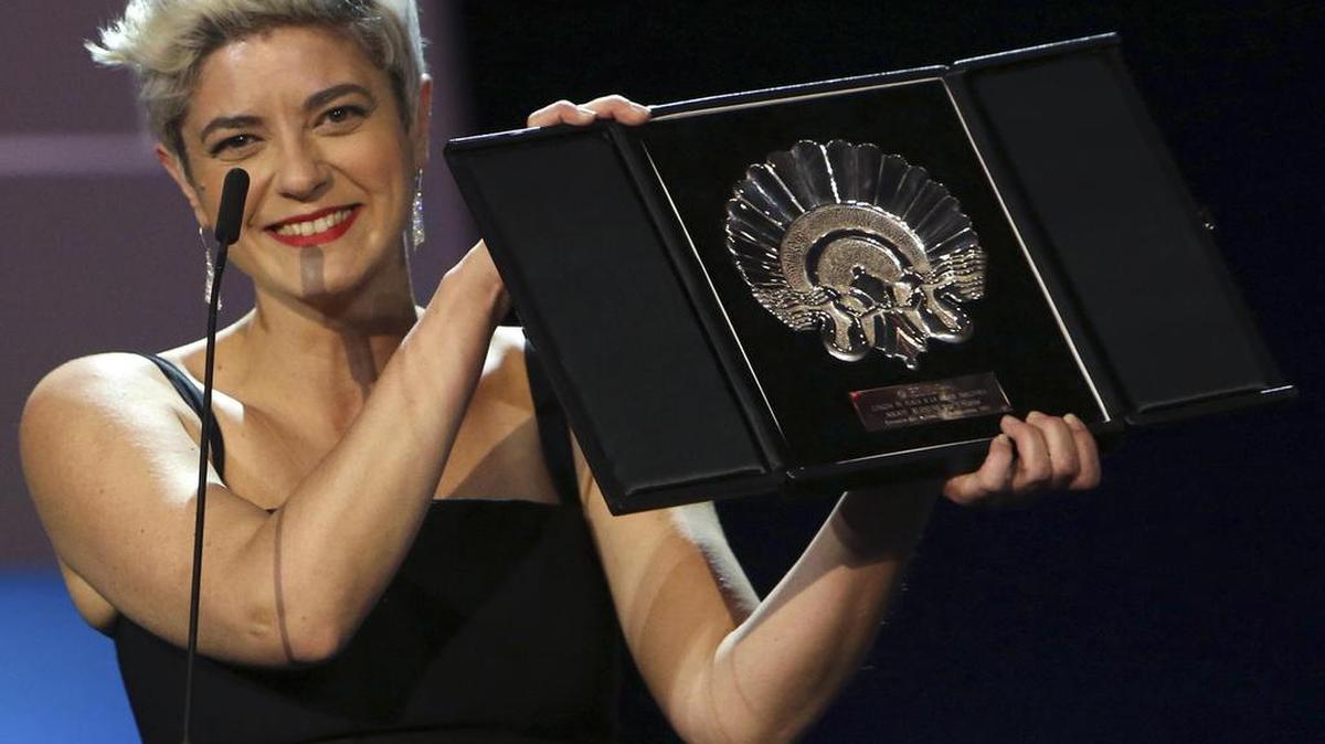 La directora argentina Anahí Berneri recoge la Concha de Plata a la mejor dirección, hito en la historia del Festival ya que en los 65 años de trayectoria es la primera vez que lo gana una mujer sudamericana, por la película "Alanis", durante la gala de clausura de la 65 edición del Festival Internacional de Cine de San Sebastián.