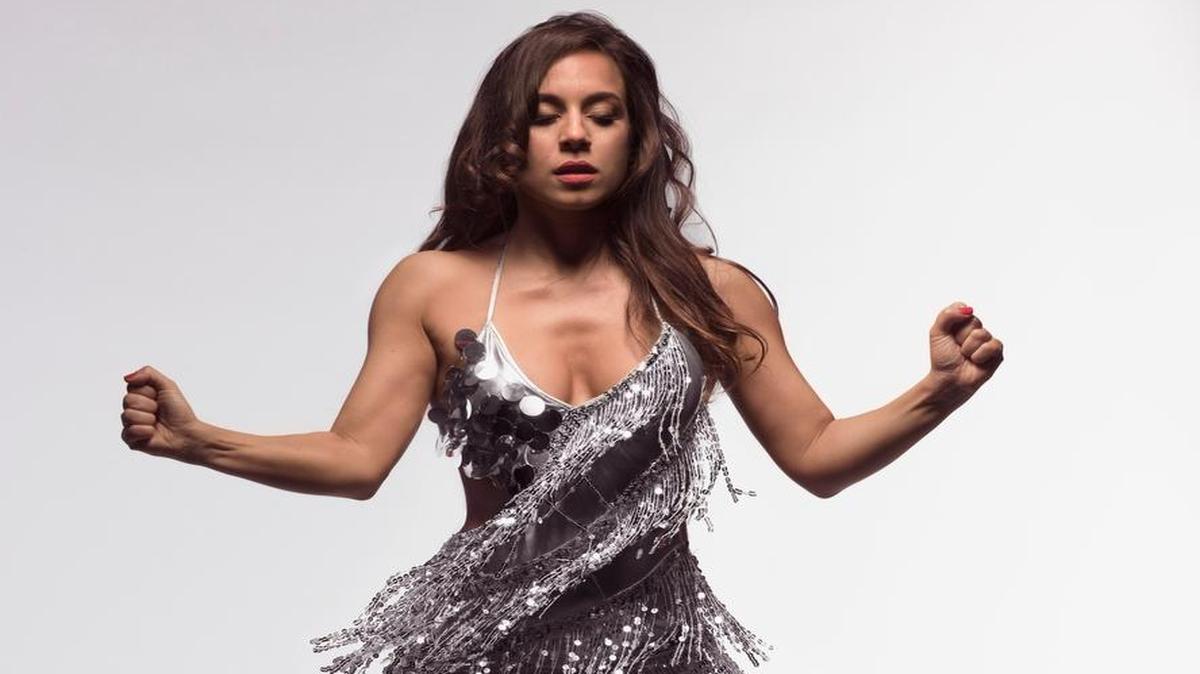 
Rosie Herrera se inspira en la historia de su madre y la niñez en el Bronx para esta coreografía que ella también baila.
